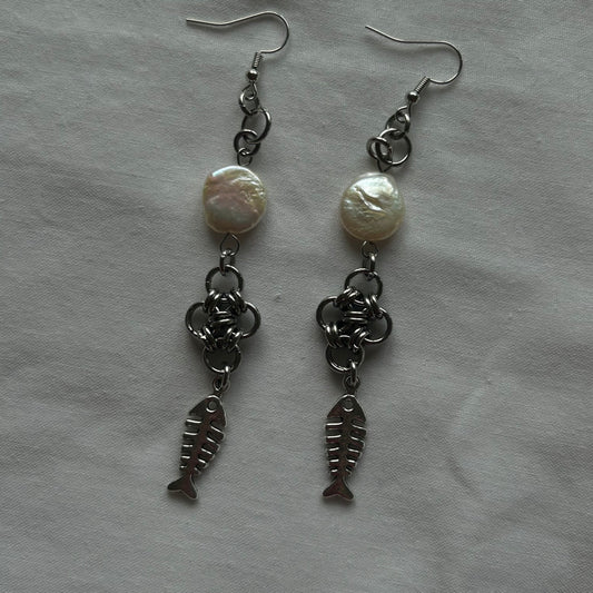 Chainmail pearl earrings