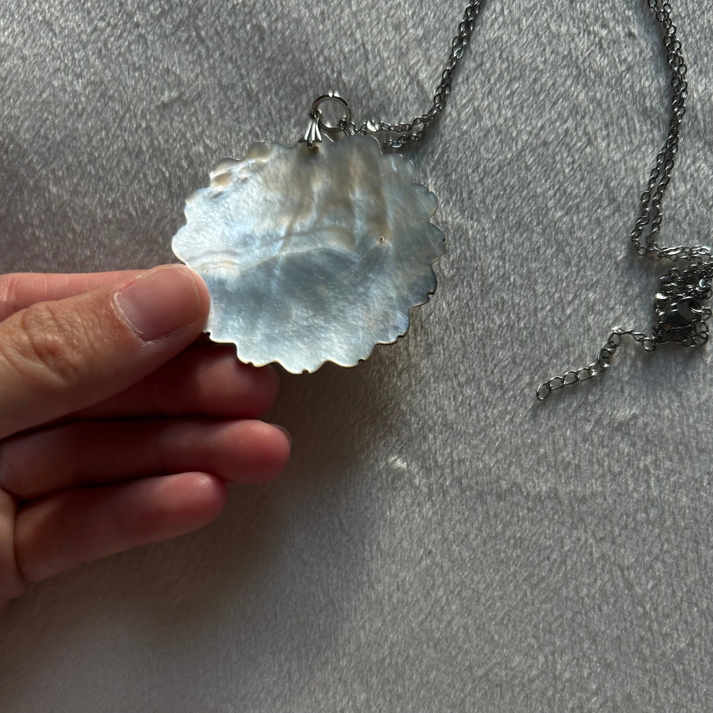 Mother of Pearl flower engraved pendant necklace