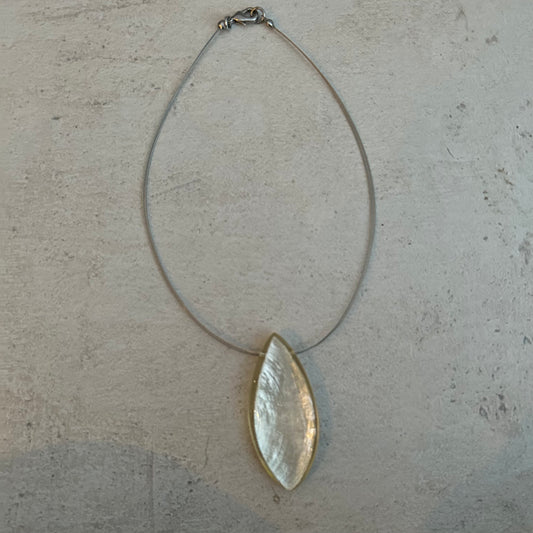 Mother of pearl resin set wire necklace