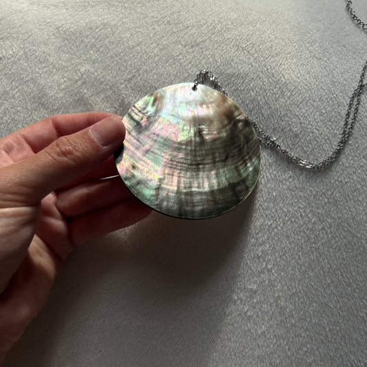 Mother of pearl circular necklace